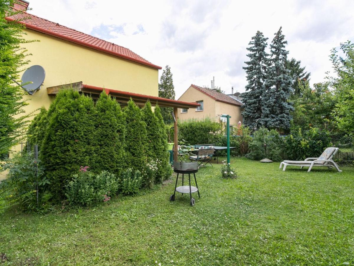 Lively Holiday Home In Wien With Private Garden Bagian luar foto
