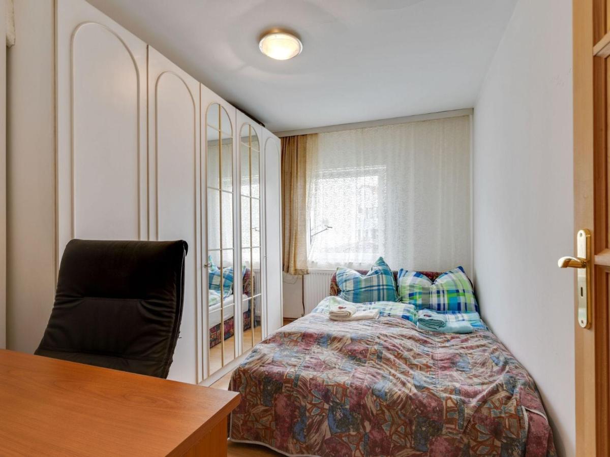 Lively Holiday Home In Wien With Private Garden Bagian luar foto